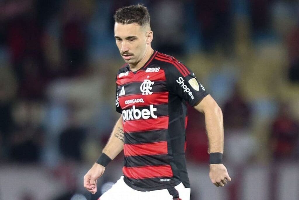 Léo Ortiz mostra apoio a João Fonseca no Maracanãzinho Léo Ortiz em campo contra o Internacional