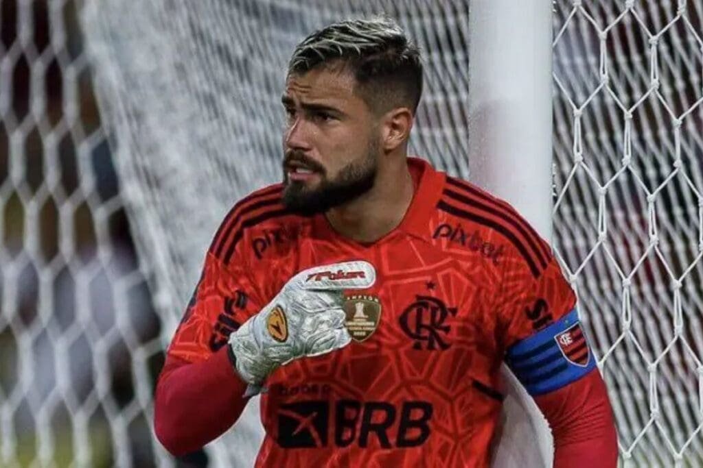 Matheus Cunha, ex-Flamengo, acerta com o Internacional Matheus Cunha em ação pelo Flamengo, usando faixa de capitão
