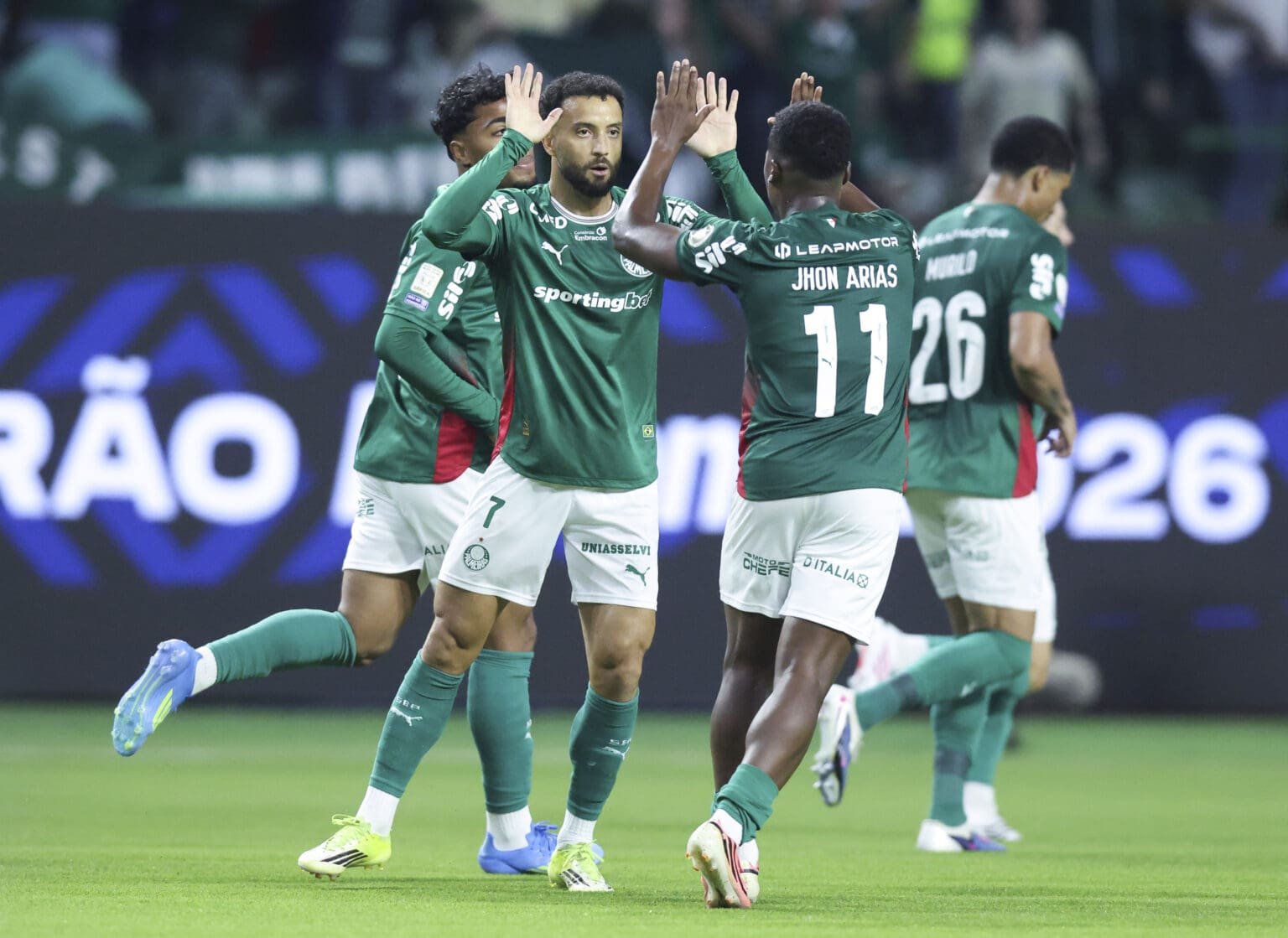Complicou? Chances de título aumentam para o Palmeiras após rodada Felipe Anderson e Jhon Arias comemoram gol pelo Palmeiras no Brasileirão