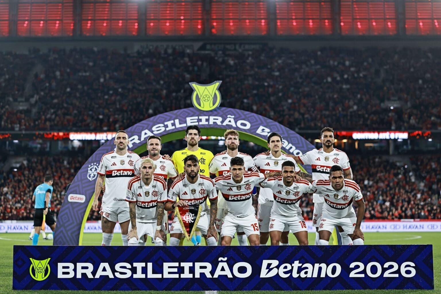 Flamengo confirma trio fora contra a Chapecoense Flamengo perfilado antes de jogo do Brasileirão
