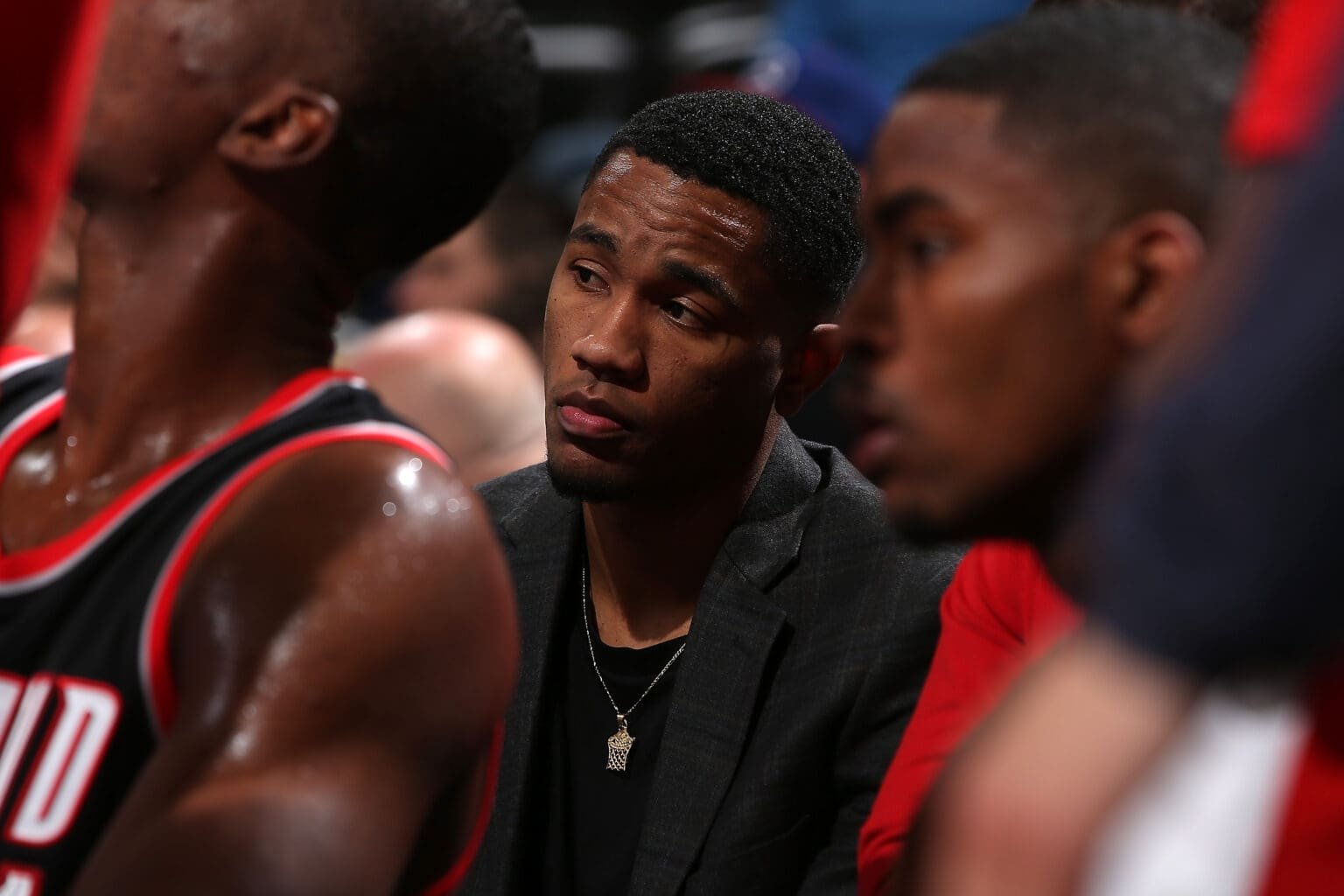 Conheça Luis Montero, ex-Portland Trail Blazers que reforça o FlaBasquete Luis Montero no banco de reservas do Portland Trail Blazers, em 2015