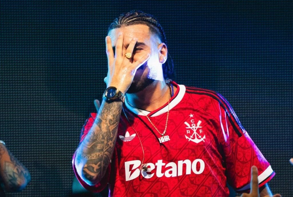Rapper 2ZDinizz usa nova camisa 3 do Flamengo durante show em Macapá