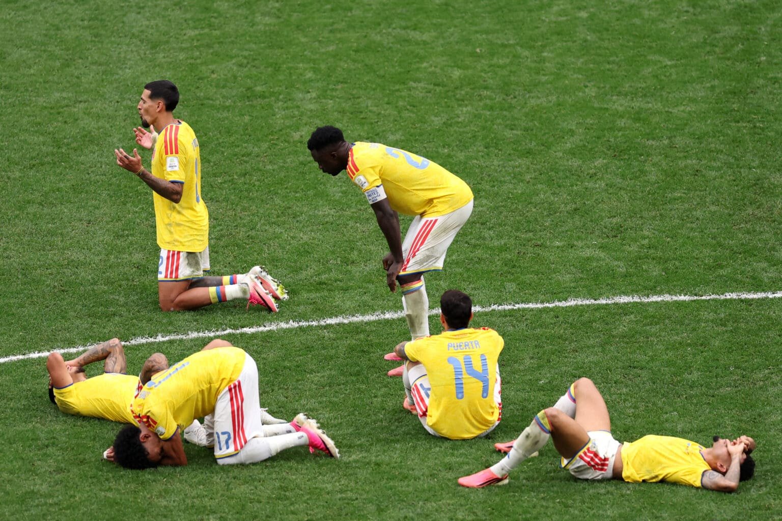 Colômbia é eliminada nos pênaltis e Carrascal encerra Copa do Mundo sem entrar em campo Jogadores da Colômbia, de Carrascal, desabam com derrota nos pênaltis