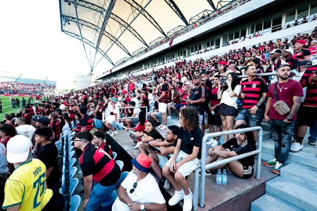 Foto na arquibancada do Estádio do Algarve mostrando lotação da torcida do Flamengo