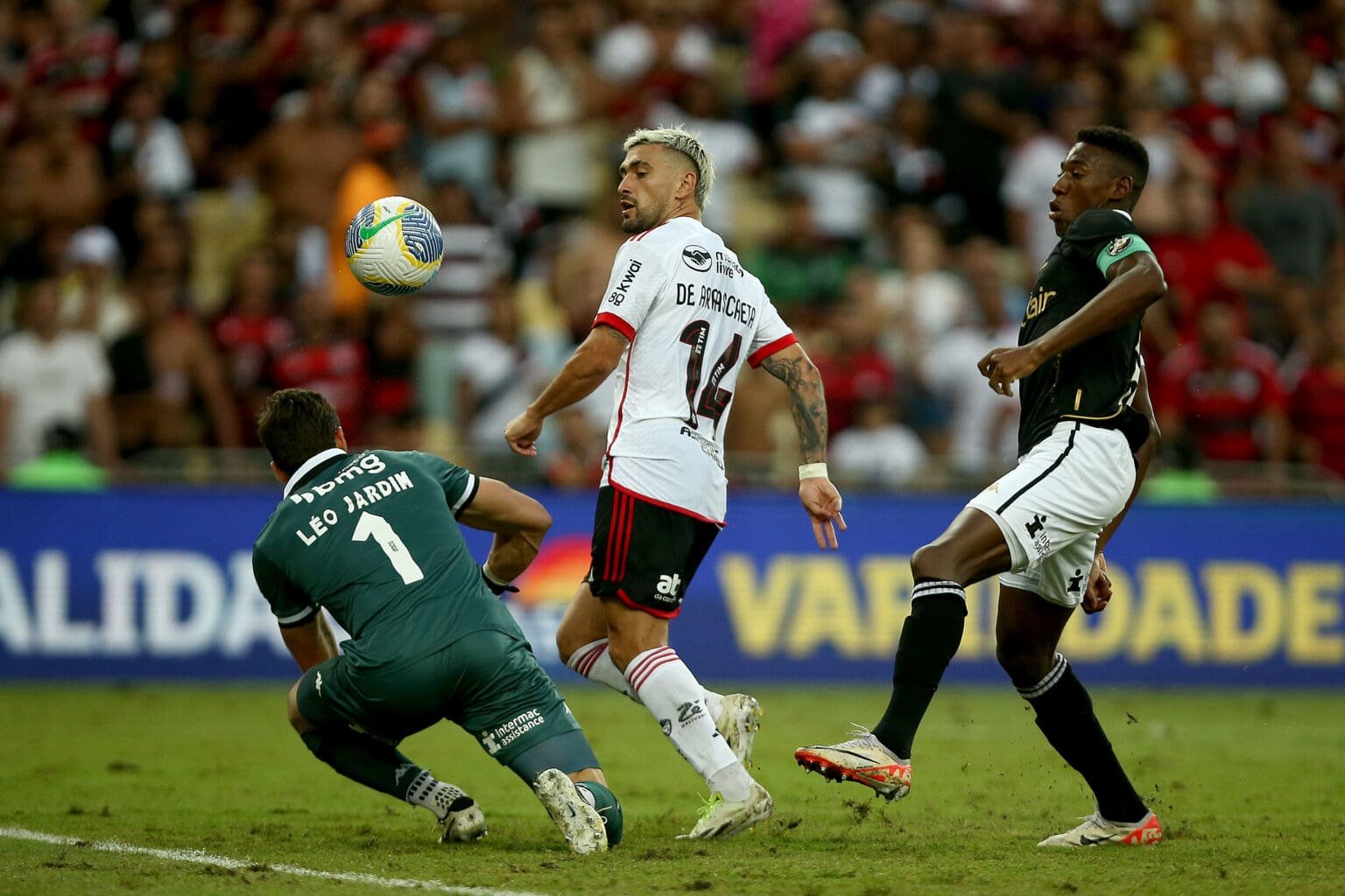 Chocolates em rivais: as principais goleadas do Flamengo contra Vasco, Fluminense e Botafogo Arrascaeta marca golaço em Flamengo x Vasco