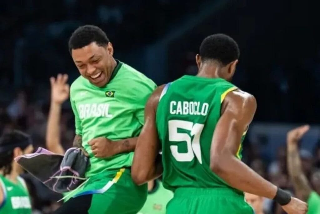 Bruno Caboclo e Yago Matheus comemorando juntos na Seleção Brasileira de Basquete