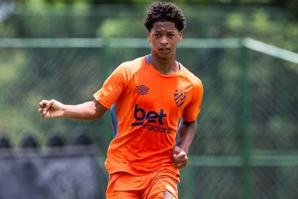 Flamengo retoma conversas por Zé Lucas, do Sport Zé Lucas em treino pelo Sport, usando a camisa laranja de treinos