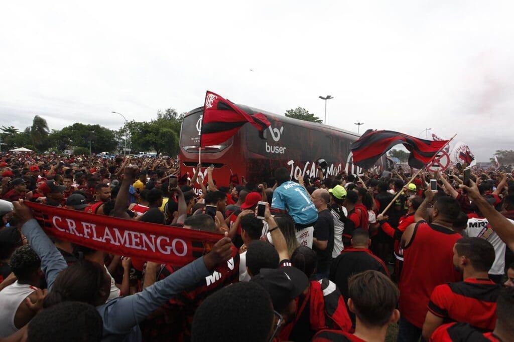 Torcida do Flamengo festeja durante AeroFla enquanto acompanham ônibus do Flamengo até aeroporto antes da final da Libertadores 2025