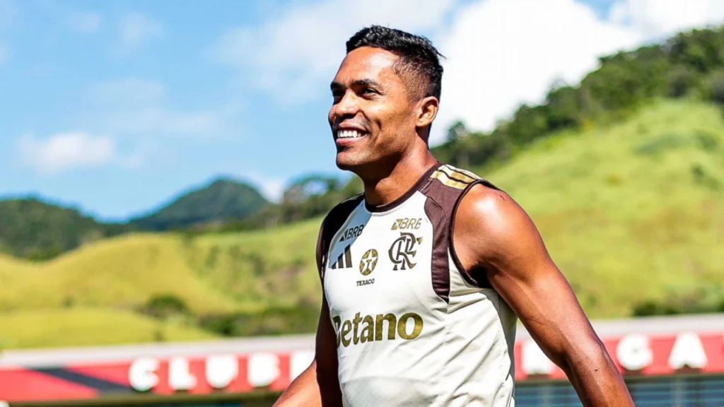 Alex Sandro sorri durante treino do Flamengo no Ninho do Urubu