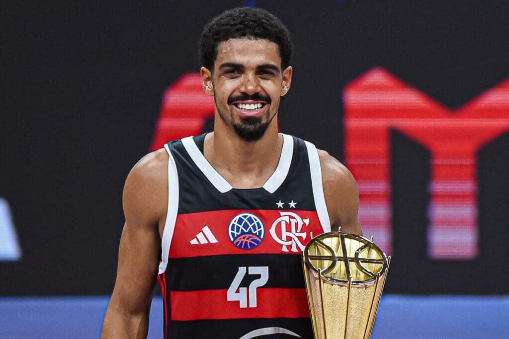 Alexey Borges posa com o troféu de MVP da BCLA pelo Flabasquete