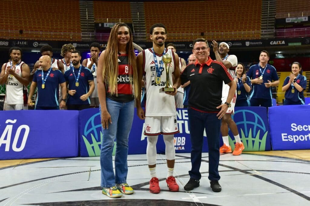 Alexey, do Flamengo, com o troféu de MVP do Torneio de Abertura do NBB 2025