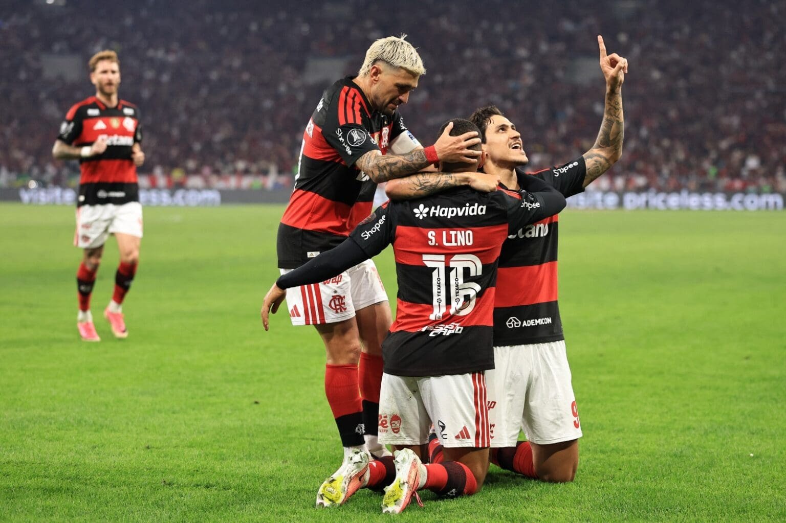Arrascaeta, Samuel Lino e Pedro comemoram gol do Flamengo sobre o Cruzeiro