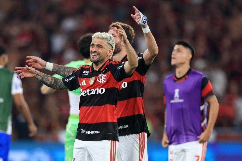 Arrascaeta comemora com a torcida do Flamengo após classificação na Libertadores