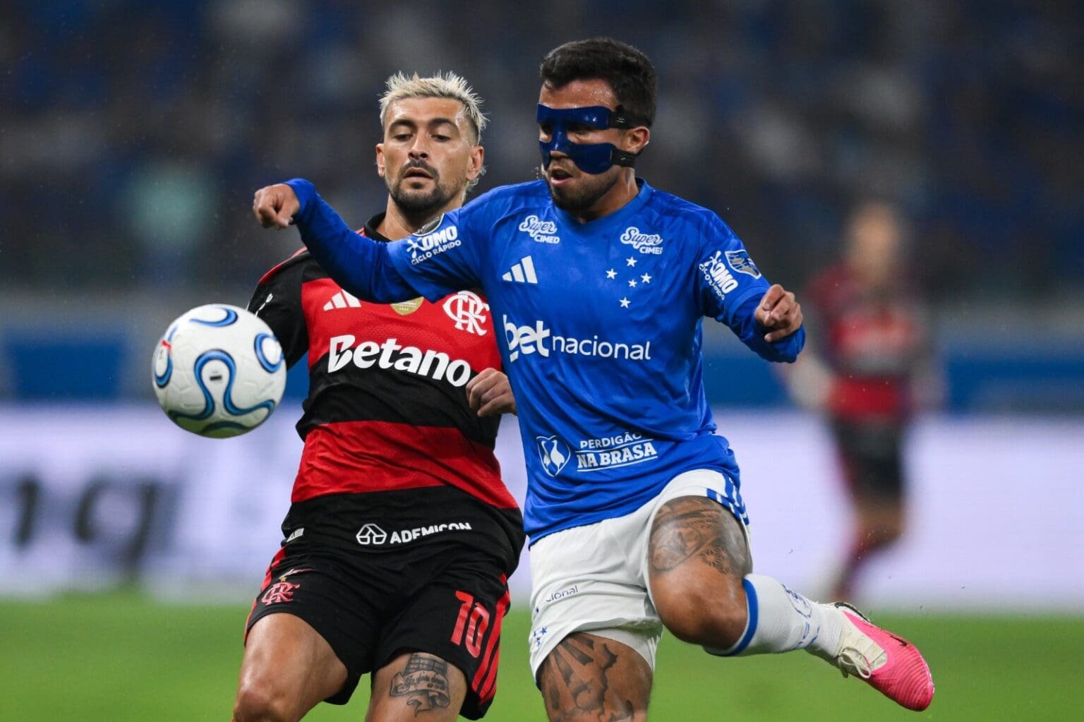 Arrascaeta e Matheus Henrique disputam a bola durante Cruzeiro x Flamengo no Mineirão