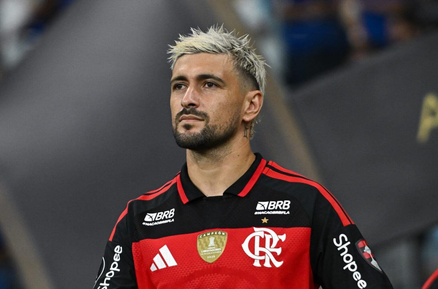 Arrascaeta na entrada de campo para Flamengo x Cruzeiro pela Libertadores