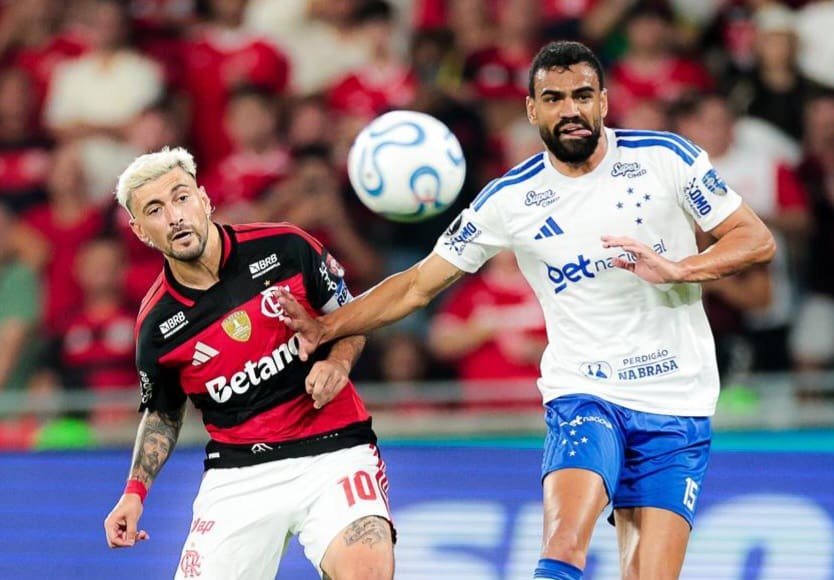 O que acontece quando Flamengo faz valer seu tamanho na Libertadores Arrascaeta observa finalização ir em direção ao gol em Flamengo x Cruzeiro; Ao seu lado, Fabrício Bruno morde a língua em expressão de expectativa