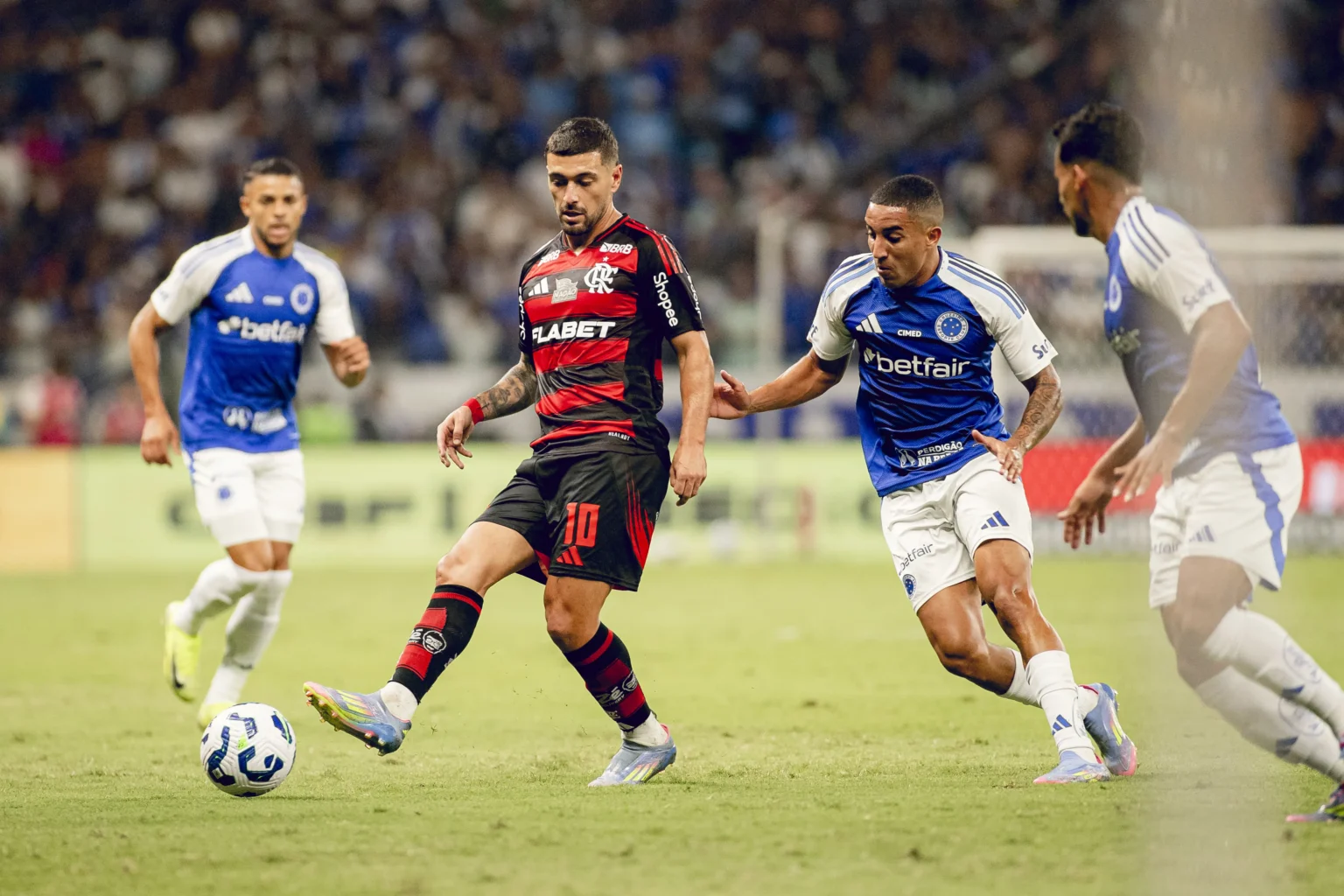 Arrascaeta pelo Flamengo no Mineirão