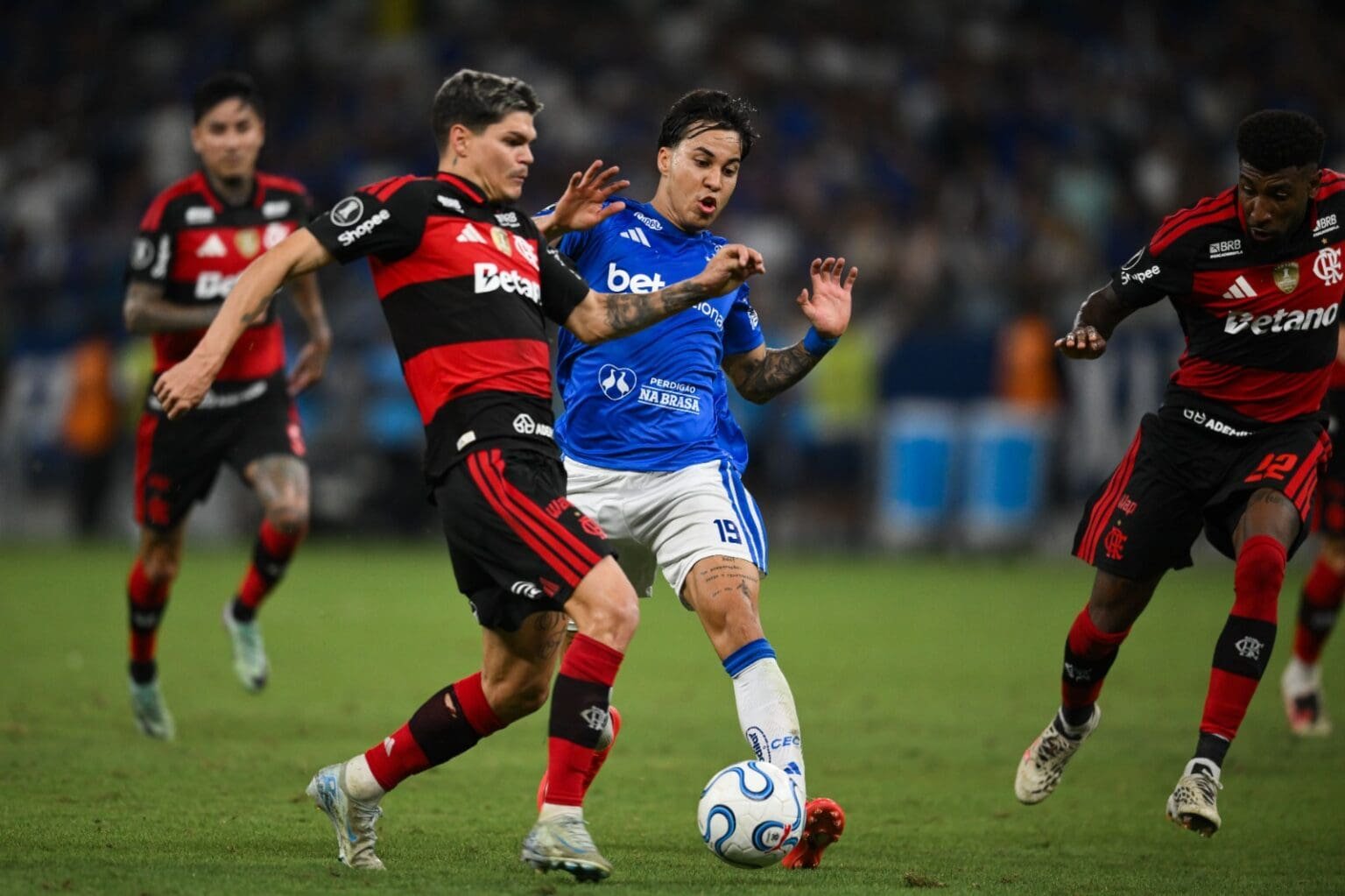 Onde assistir Flamengo x Cruzeiro pela Libertadores hoje ao vivo: horário, canais e guia de transmissão Ayrton Lucas e Emerson Royal marcam Kaio Jorge; saiba onde assistir Flamengo x Cruzeiro