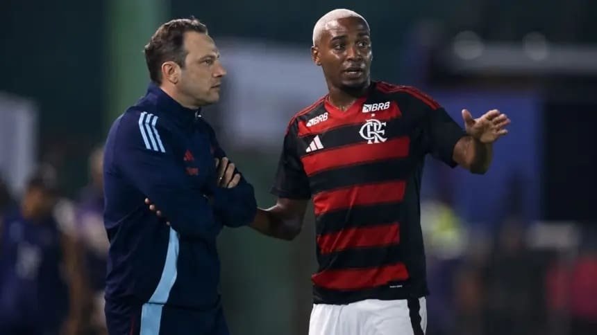 Pivetti cita Lorran e Léo Nannetti em alerta sobre jovens e desigualdade social no futebol Lorran conversa com Bruno Pivetti durante jogo do Flamengo sub-20