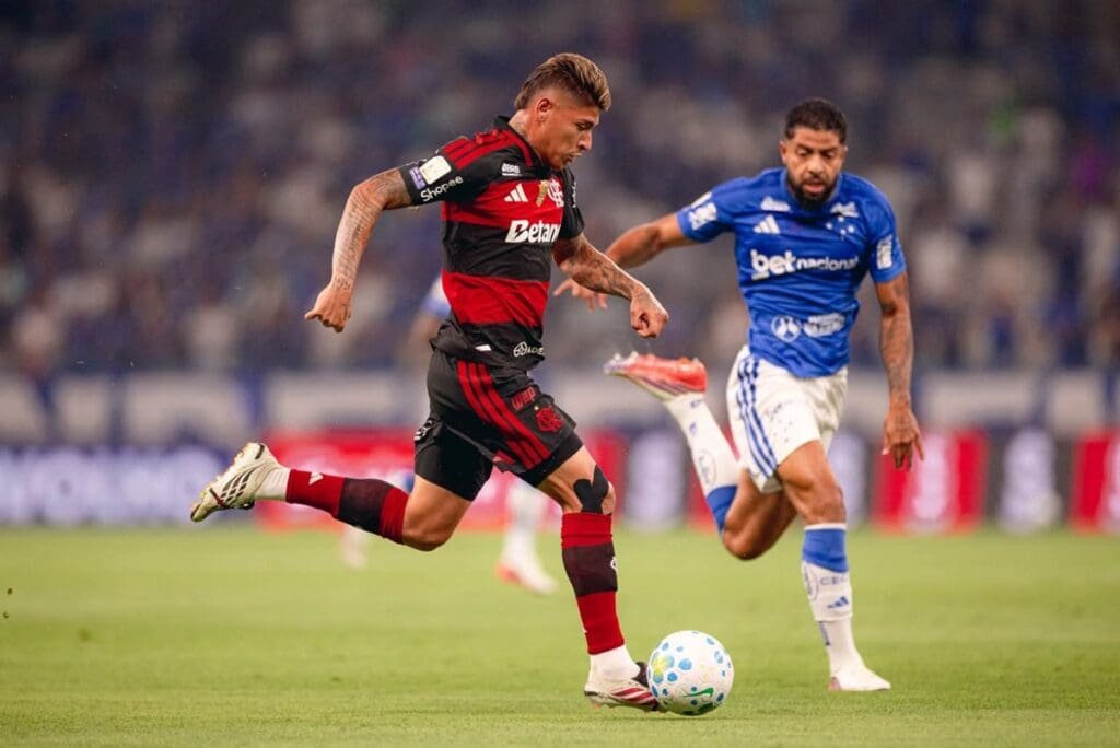 Carrascal corre conduzindo a bola em Cruzeiro 2x1 Flamengo, no Mineirão, pelo Brasileirão 2026