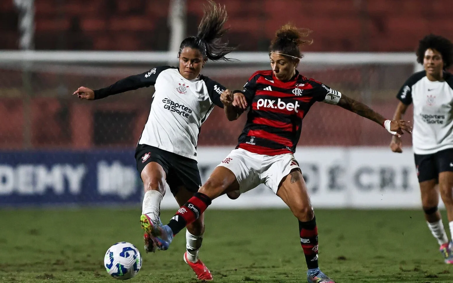 Onde assistir Flamengo x Corinthians pelo Brasileirão Feminino ao vivo: horário e canais Cristiane disputa a bola durante Flamengo x Corinthians pelo Brasileirão Feminino; saiba onde assistir Flamengo x Corinthians