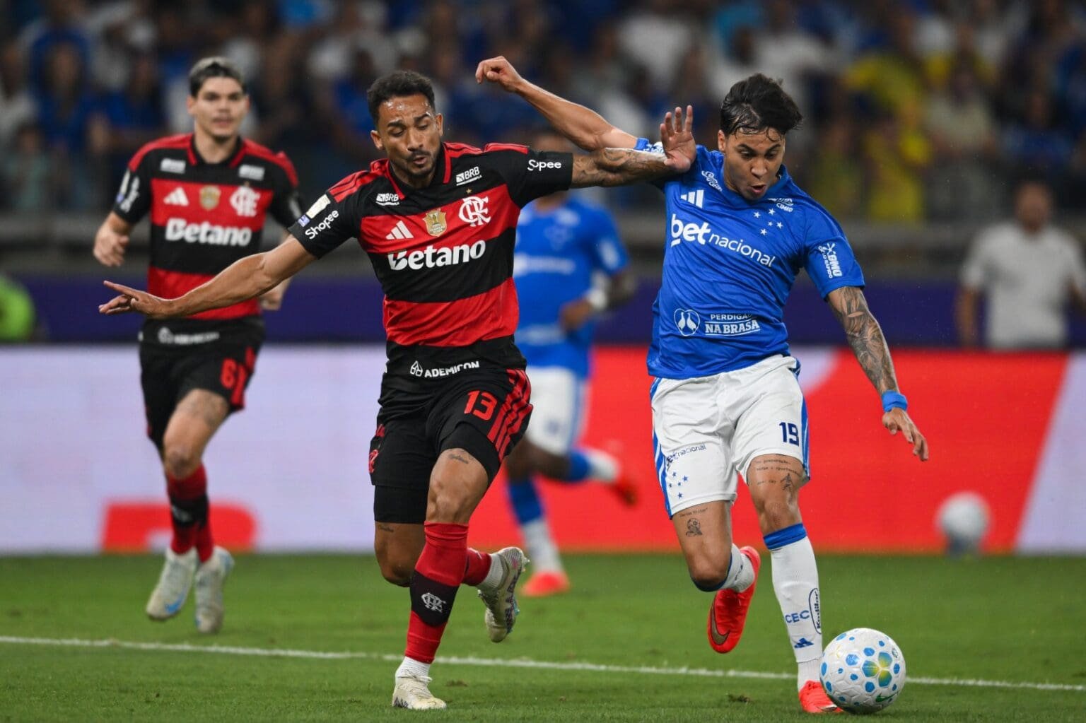 Danilo e Kaio Jorge disputam espaço durante Cruzeiro x Flamengo