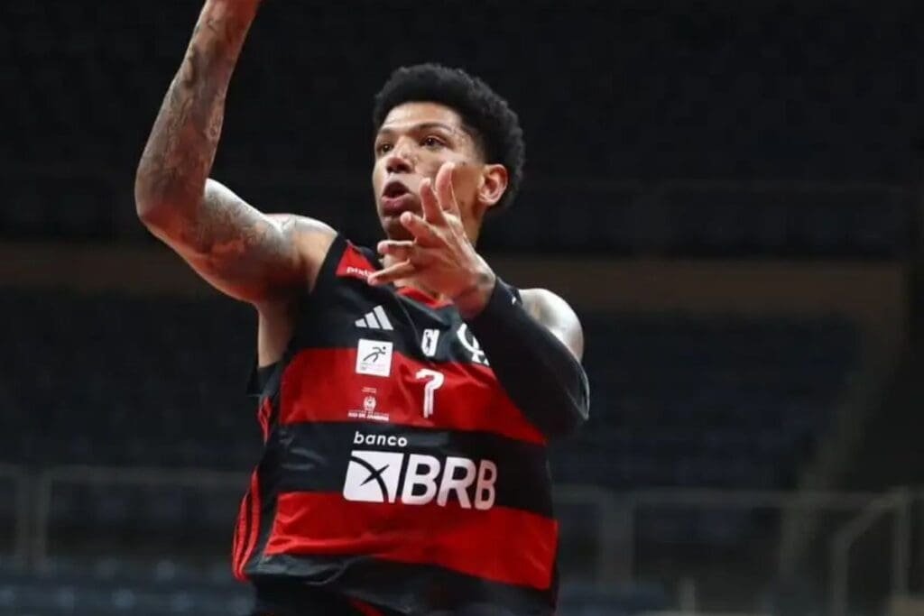 Didi Louzada: conheça a trajetória do ala ex-NBA do FlaBasquete Didi acerta arremesso pelo FlaBasquete