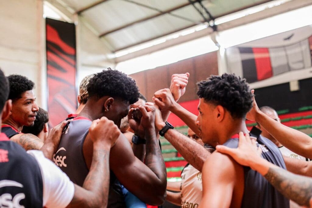 Elenco do FlaBasquete se reúne durante treino