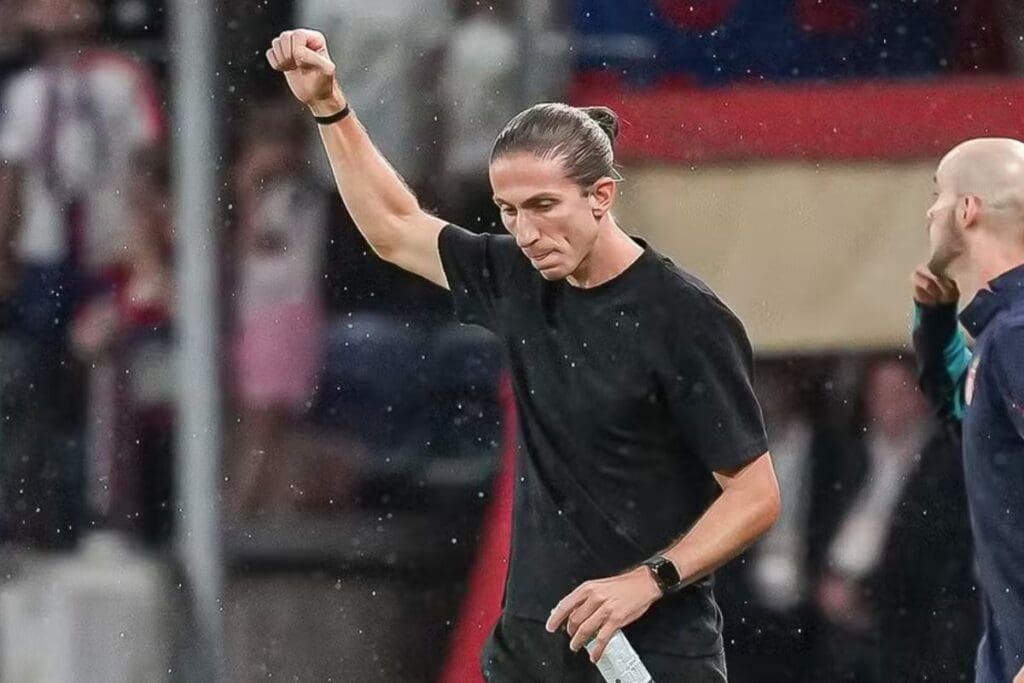 Filipe Luís comemora vitória em estreia pelo Monaco