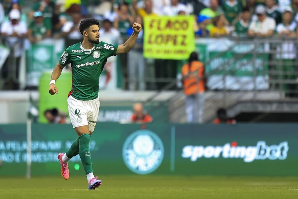 Flaco López de punhos cerrados comemorando gol marcado pelo Palmeiras, contra o Vasco, no Brasileirão 2026