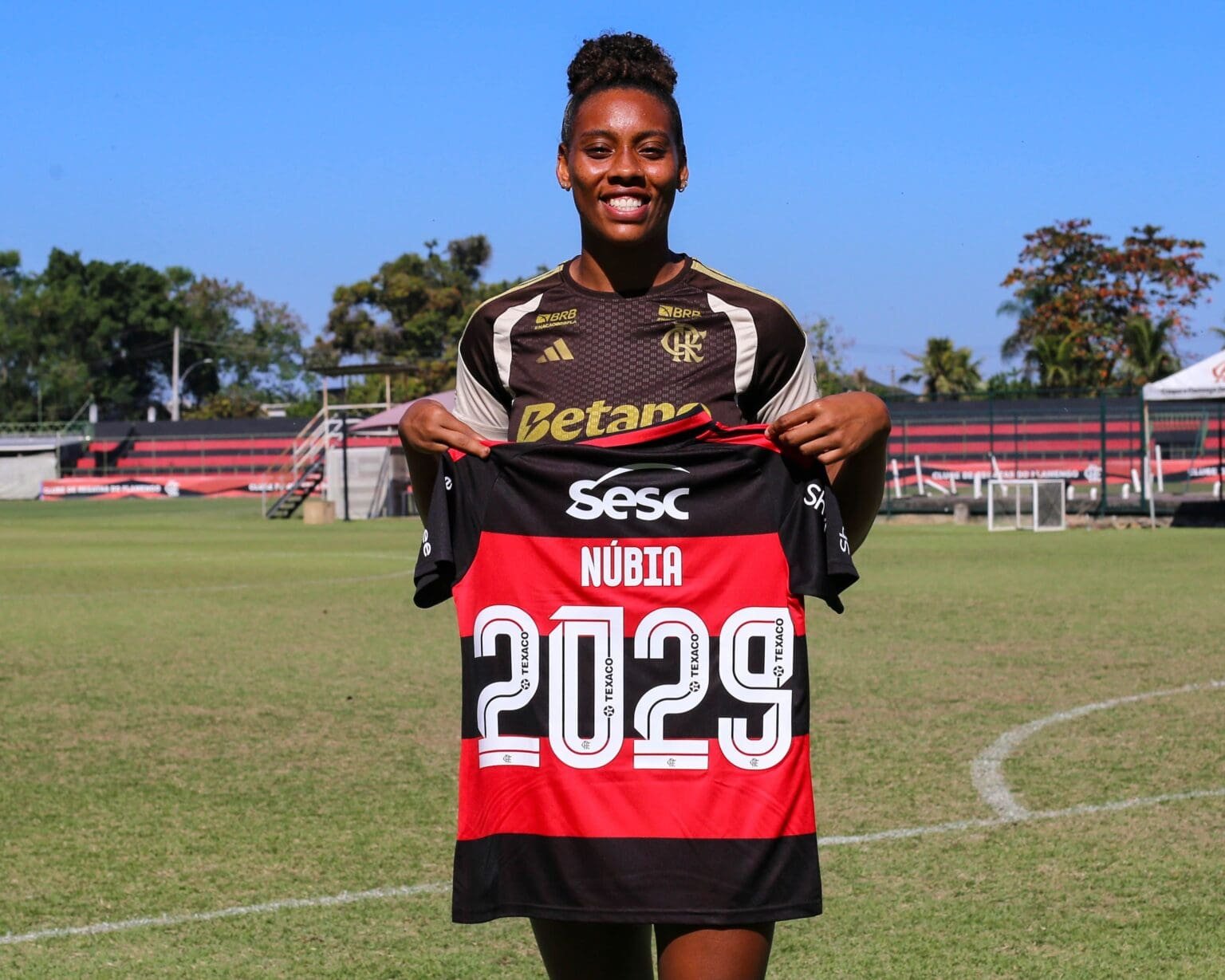 Flamengo anuncia renovação de Núbia até 2029