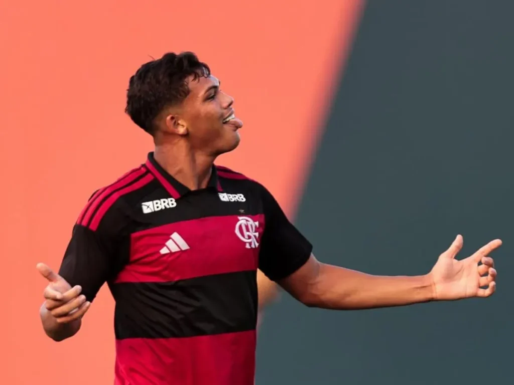 Luiz Guilherme celebra gol do Flamengo sub-17