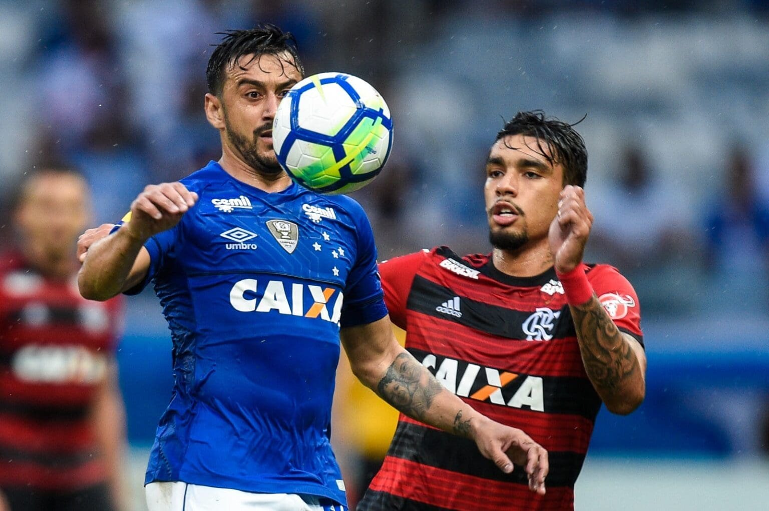 Paquetá marca Robinho durante Flamengo x Cruzeiro, no Mineirão, em 2018