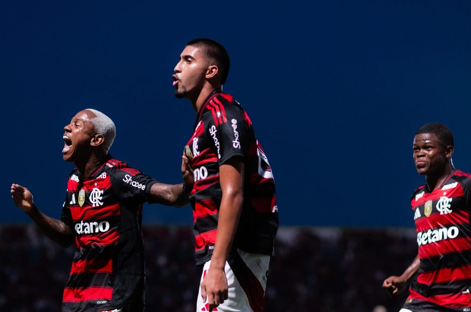 Wallace Yan, Guilherme e Douglas Telles comeoram gol do Flamengo contra o Mirassol no Maião