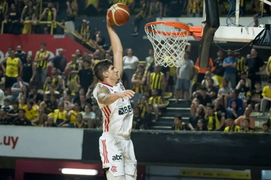 Gabriel Jaú em ação pelo FlaBasquete em 2023, contra o Peñarol