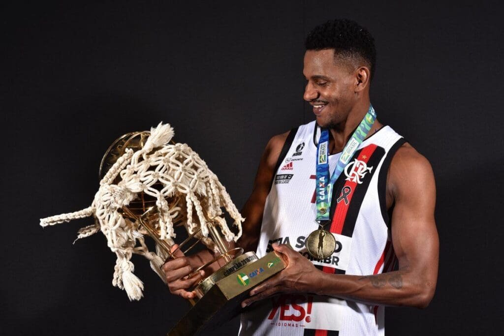 Ex-Flamengo, Jhonatan Luz acerta com clube paulista Jhonatan Luz com o título do NBB conquistado em sua primeira passagem pelo Flamengo