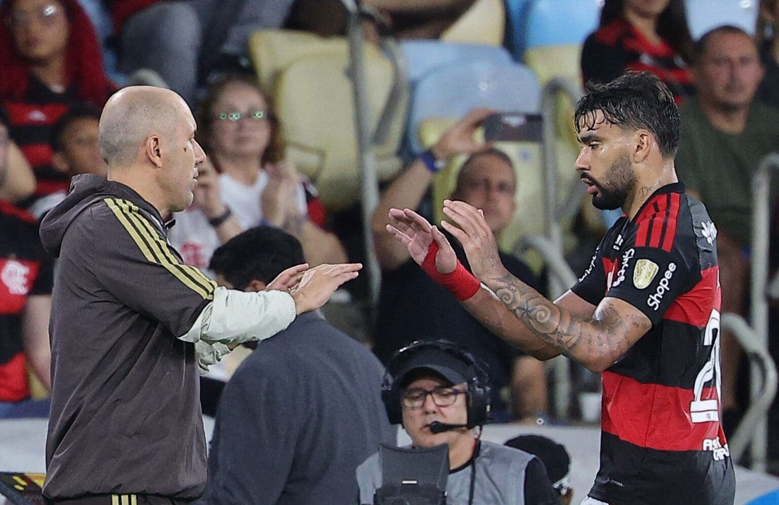Leonardo Jardim e Lucas Paquetá se cumprimentam em jogo do Flamengo