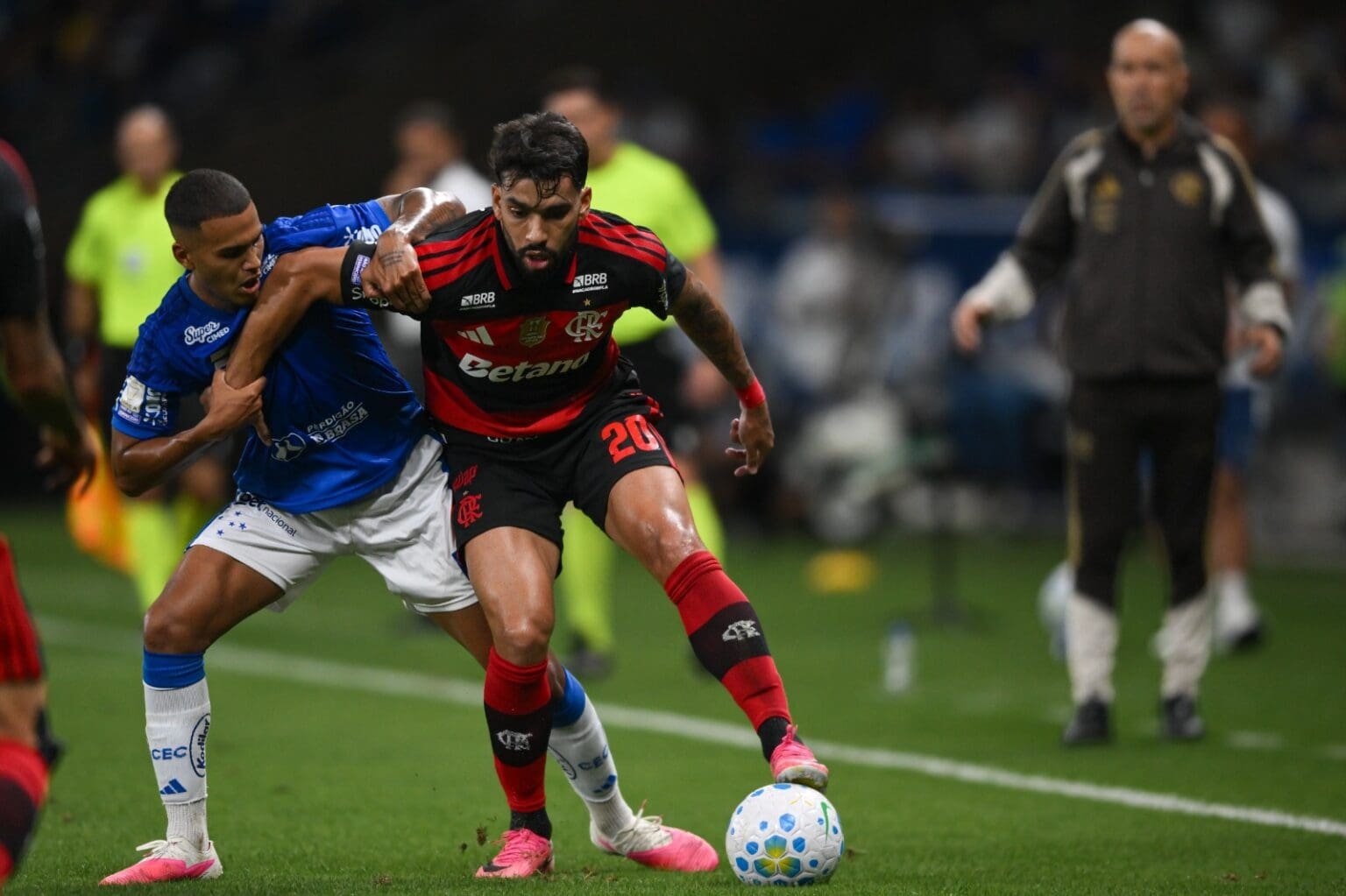 Lucas Paquetá protege e a bola de João Costa durante Cruzeiro x Flamengo