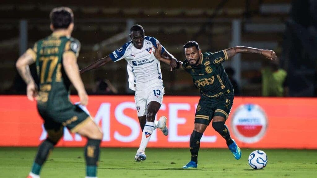 Jogadores de Mirassol e LDU disputam a bola