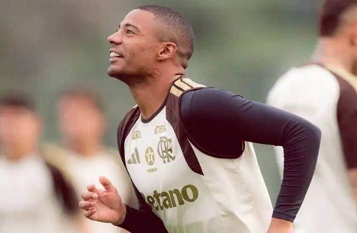 De la Cruz vira novo capítulo de desgaste entre Jardim e DM do Flamengo Nico de la Cruz durante treino do Flamengo