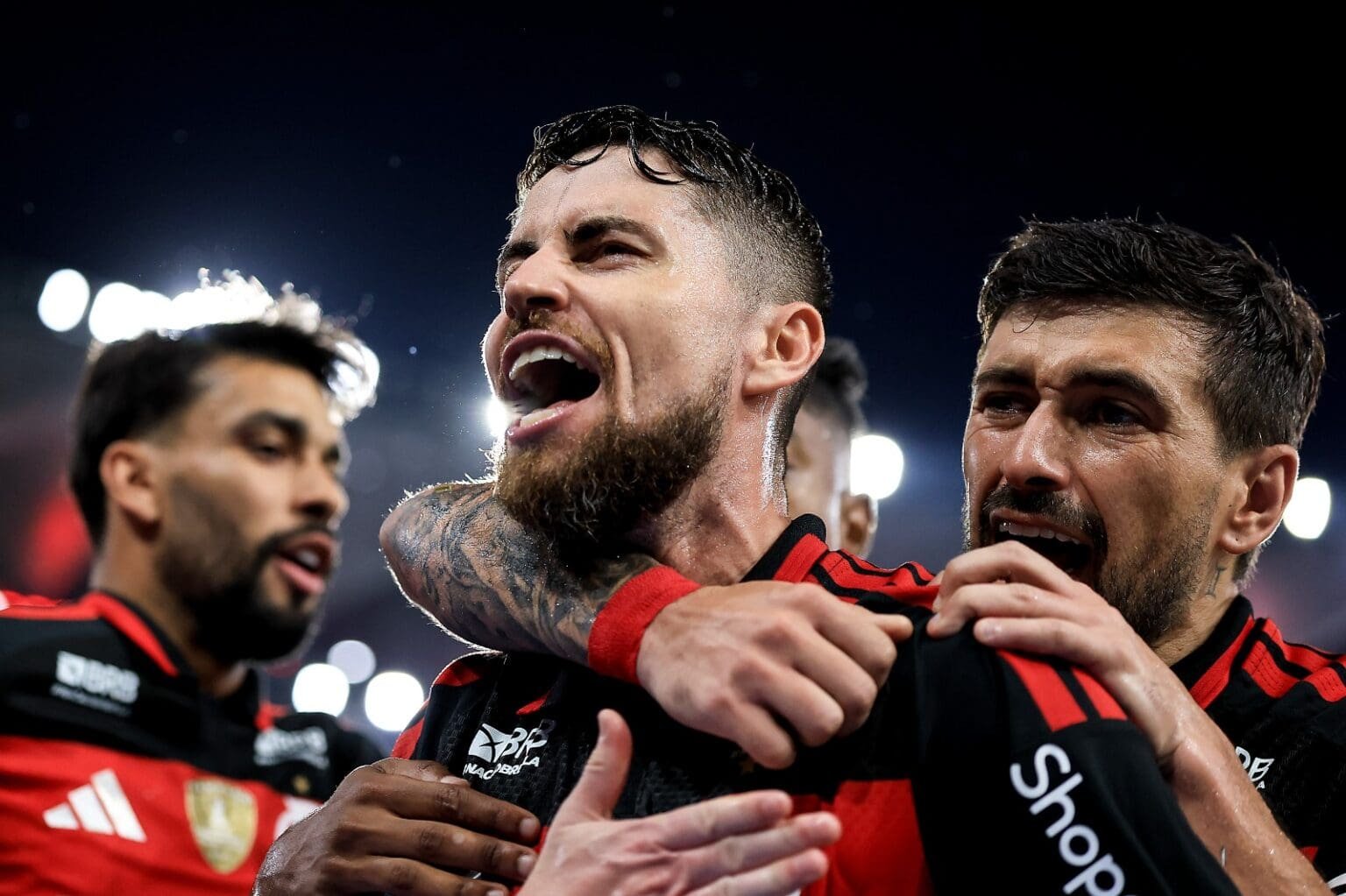 Paquetá, Jorginho e Arrrascaeta comemoram gol do Flamengo