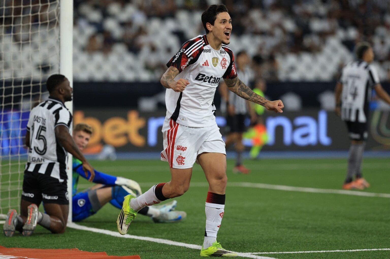 Pedro comemora gol no Engenhão; saiba onde assistir Flamengo x Botafogo