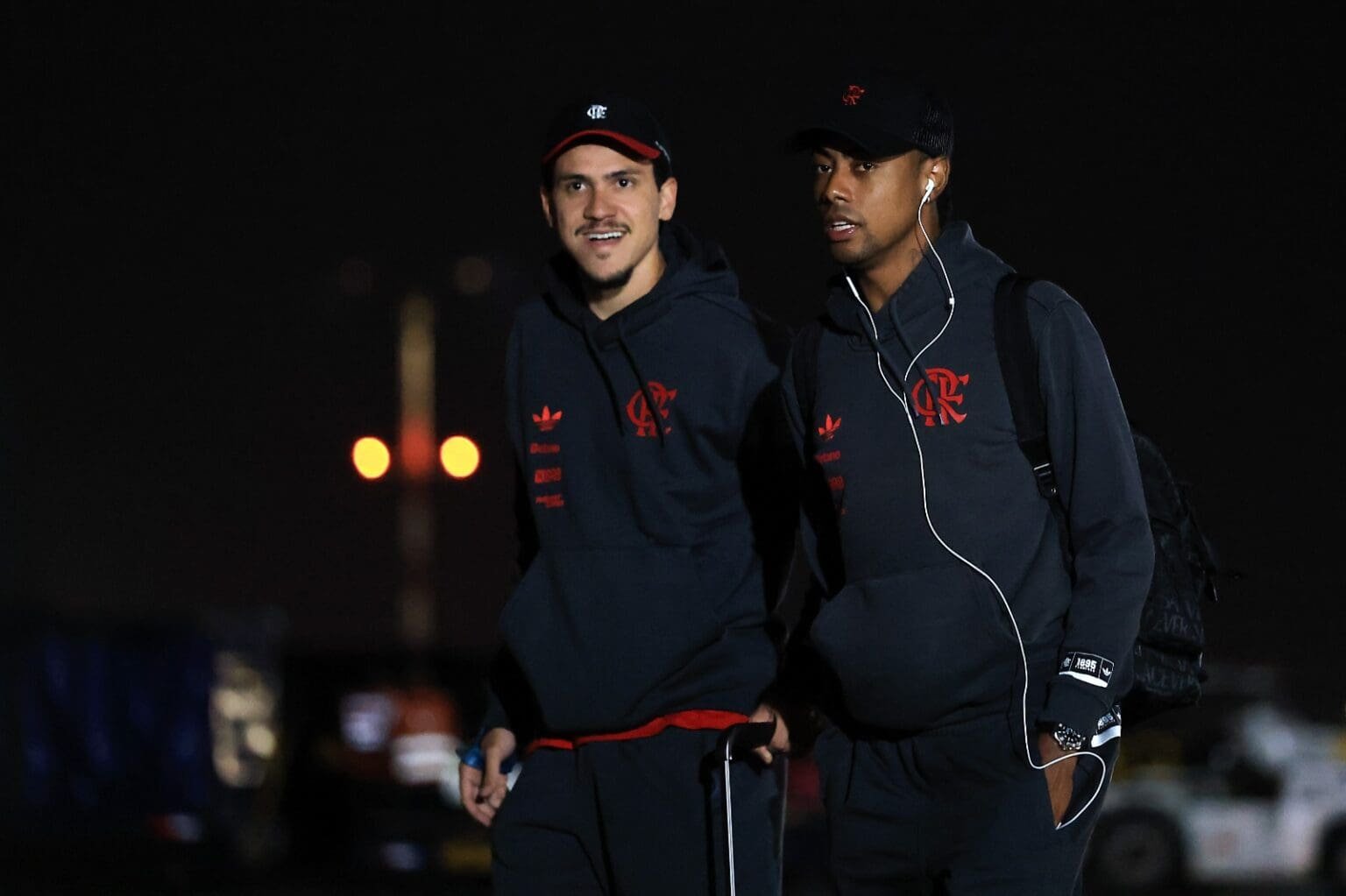 Pedro e Bruno Henrique durante desembarque do Flamengo