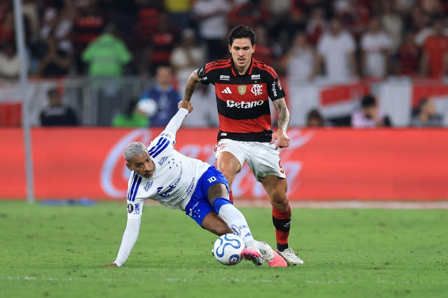 Pedro marca Matheus Pereira, caído, durante Flamengo x Cruzeiro