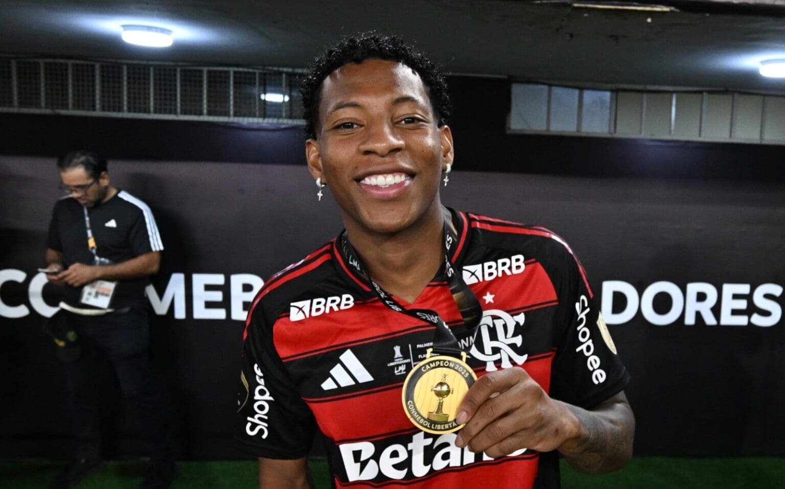 Plata se despede do Flamengo antes de embarcar para a Rússia Plata sorri com a medalha da Libertadores
