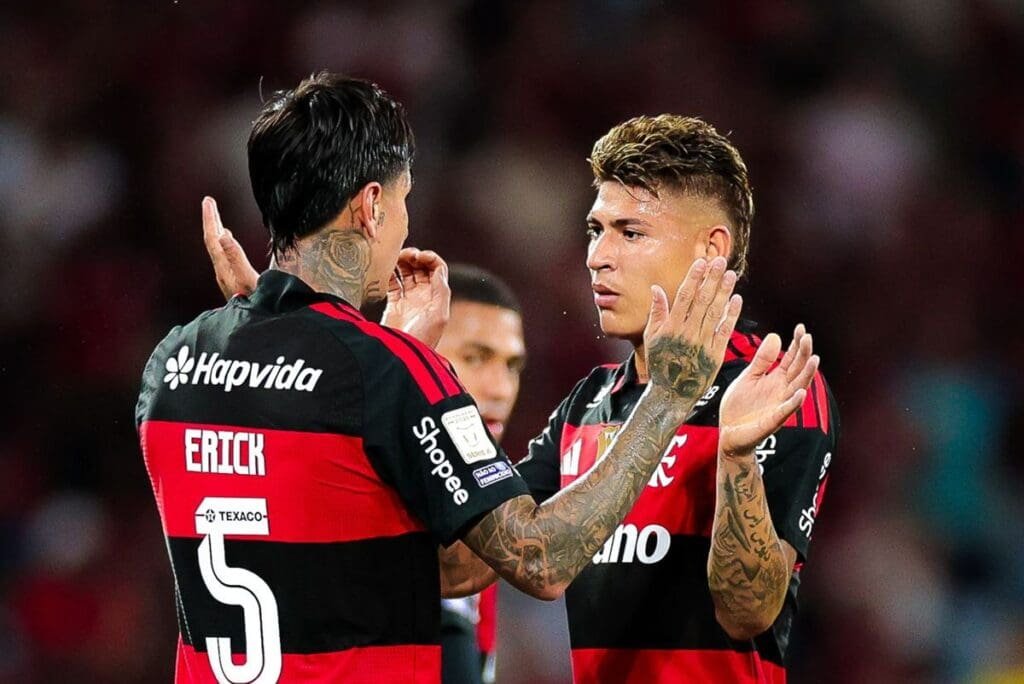 Pulgar e Carrascal se cumprimentam após gol do chileno em Flamengo x Vitória, no Maracanã, pelo Brasileirão 2026