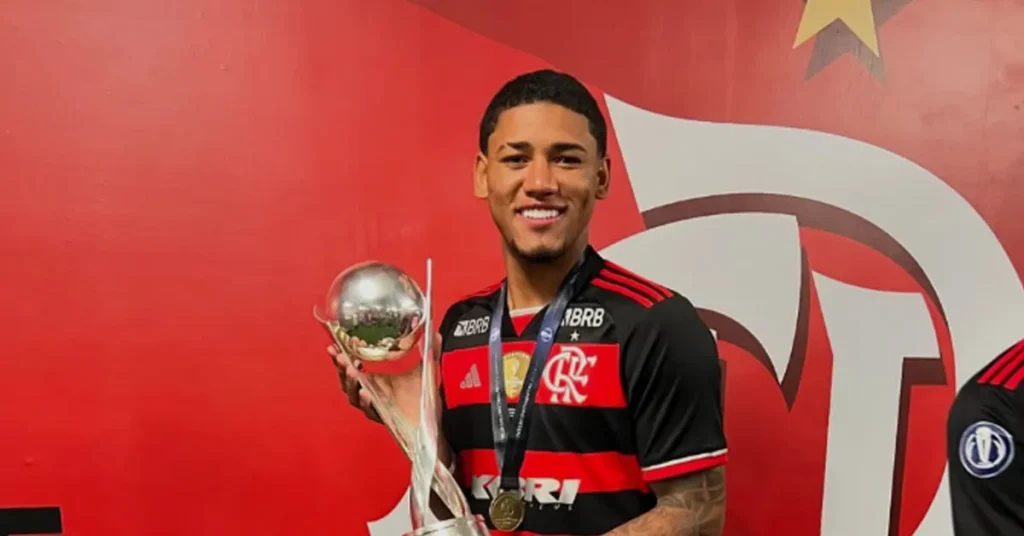 Rayan Lucas sorri ao erguer taça do Mundial Sub-20 conquistado pelo Flamengo
