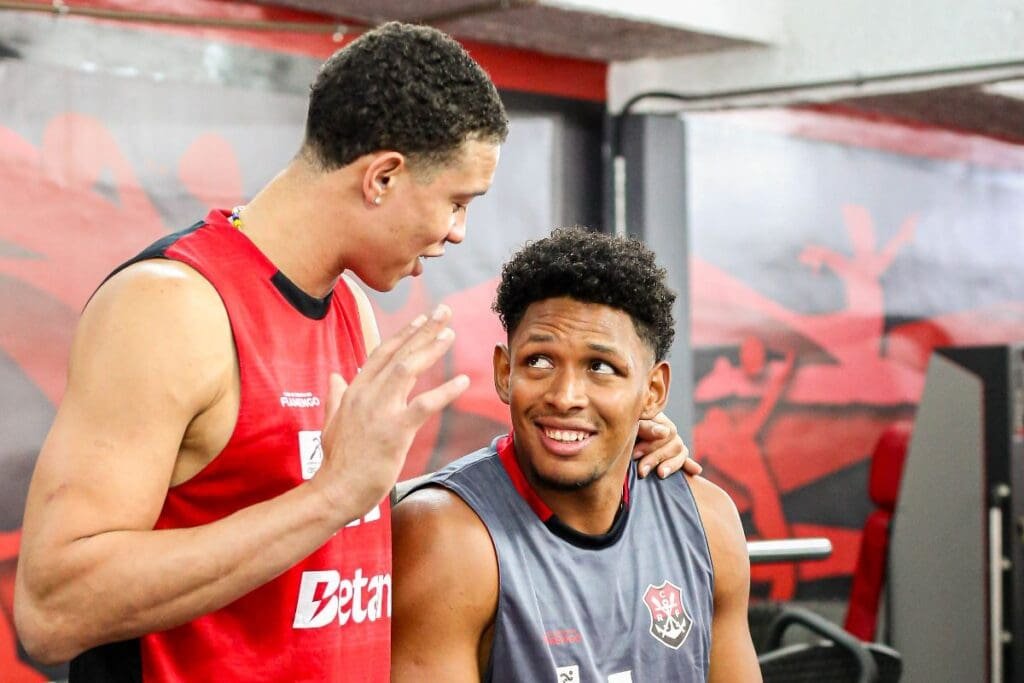 Ruan Miranda aparece em treinos do FlaBasquete com a camisa 8