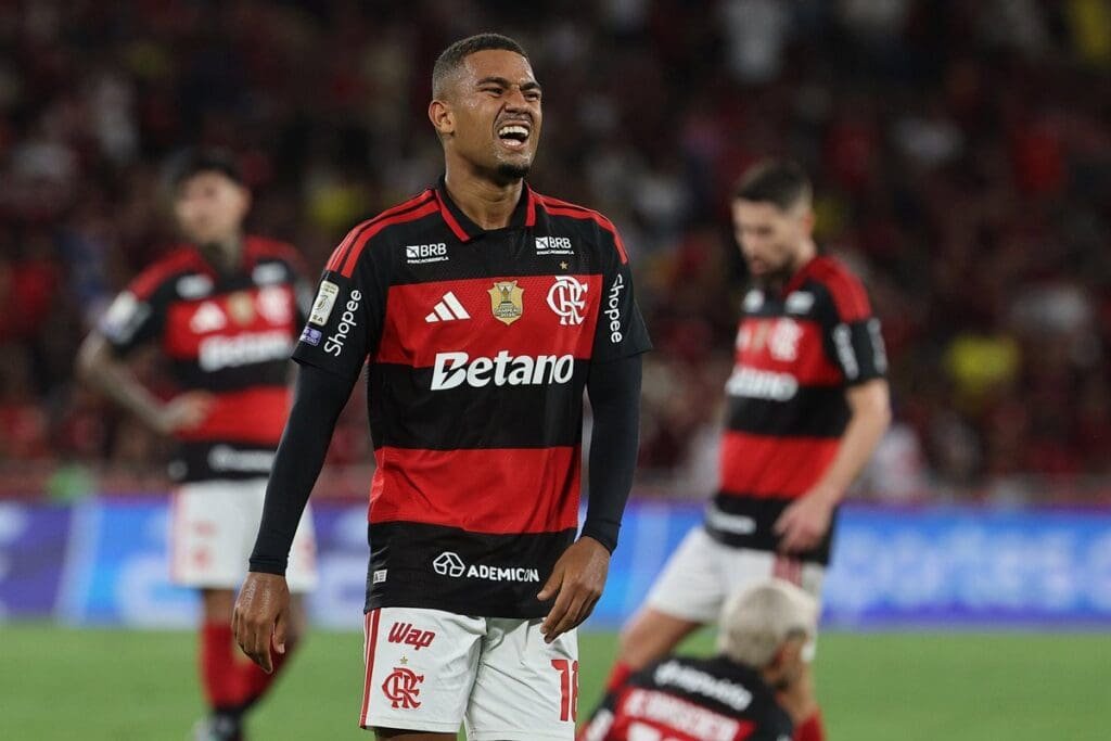 Samuel Lino reage fazendo careta durante Flamengo x Vitória, no Maracanã, pelo Brasileirão 2026