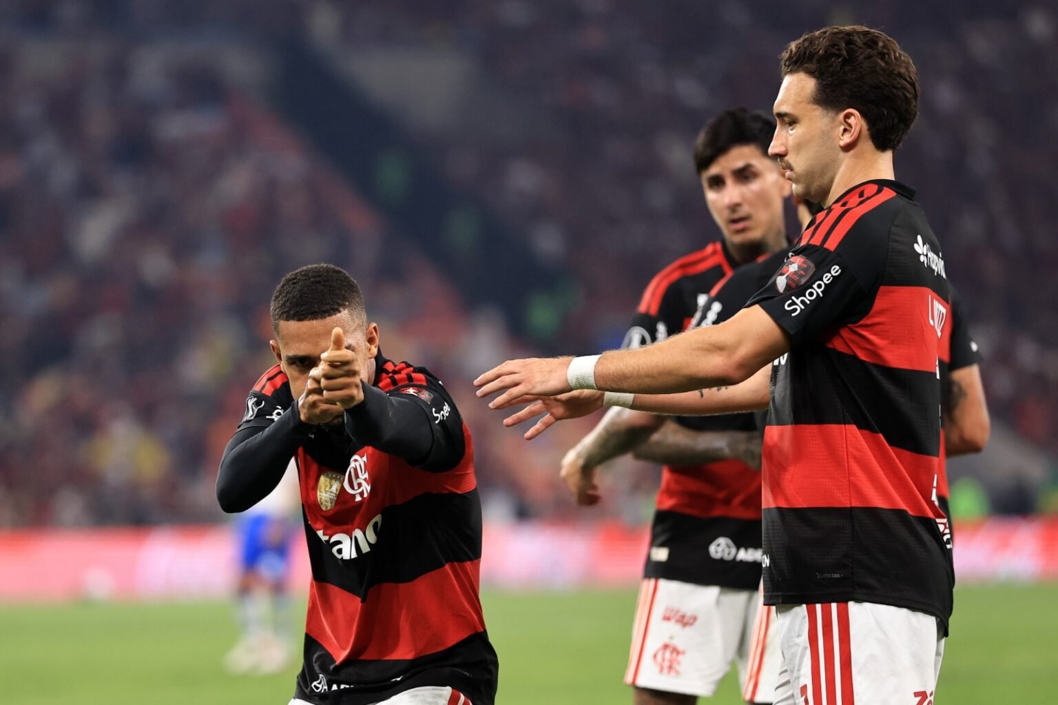Samuel Lino comemora gol em Flamengo x Cruzeiro simulando segurar uma arma